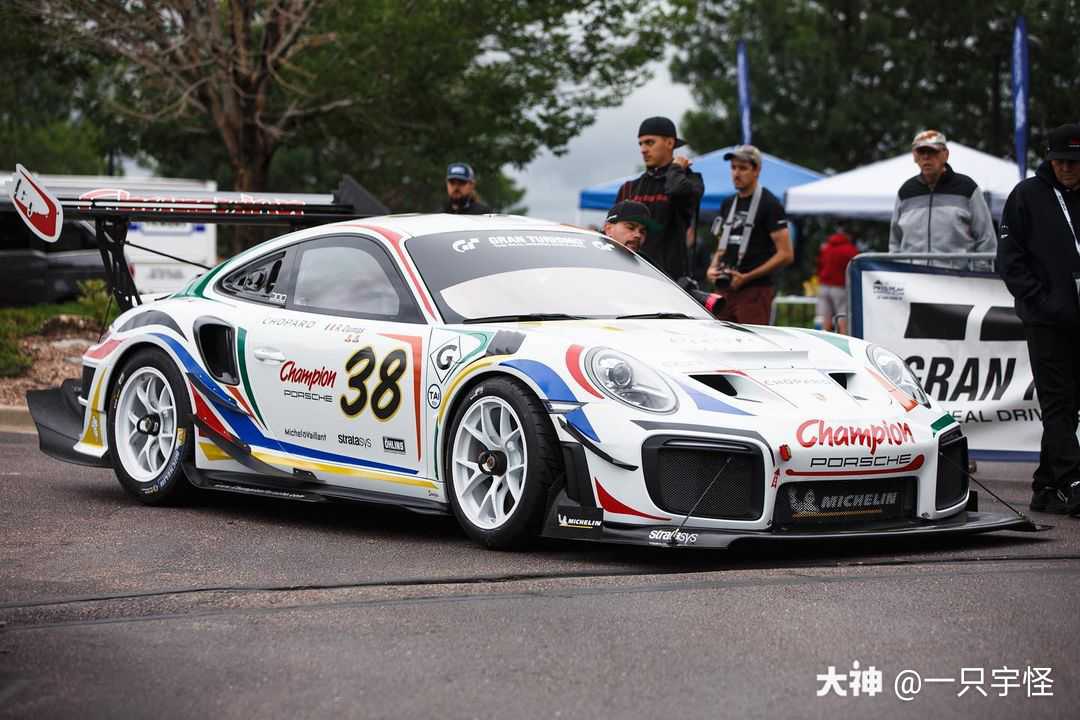 保时捷车友圈 赛道款的保时捷911 gt2 rs简直不要太帅#王牌竞速