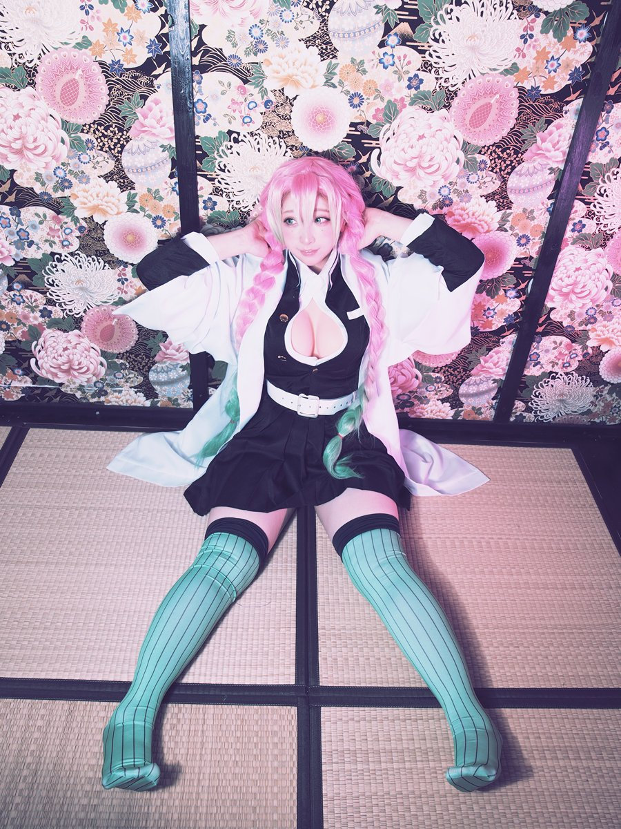 《鬼灭之刃》甘露寺蜜璃 cosplay(via.mmm_mii_)