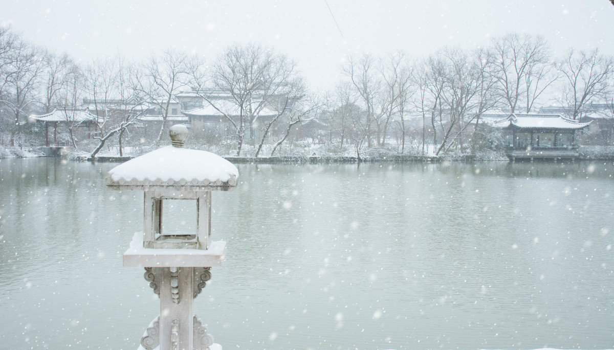 淅淅风吹面,纷纷雪积身. 朝朝不见日,岁. 来自最