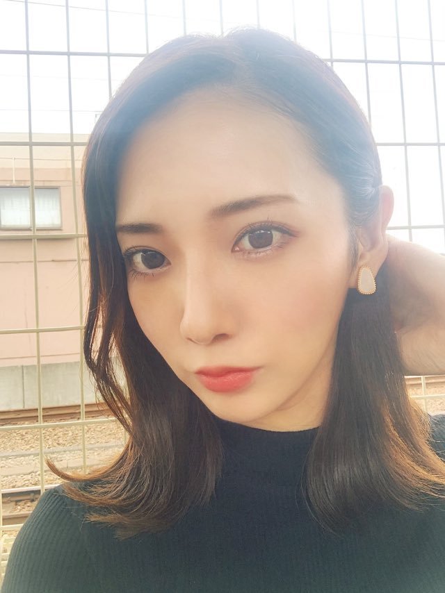 在《女神异闻录5》舞台剧中饰演「新岛冴」. 来自极游组 - 大神