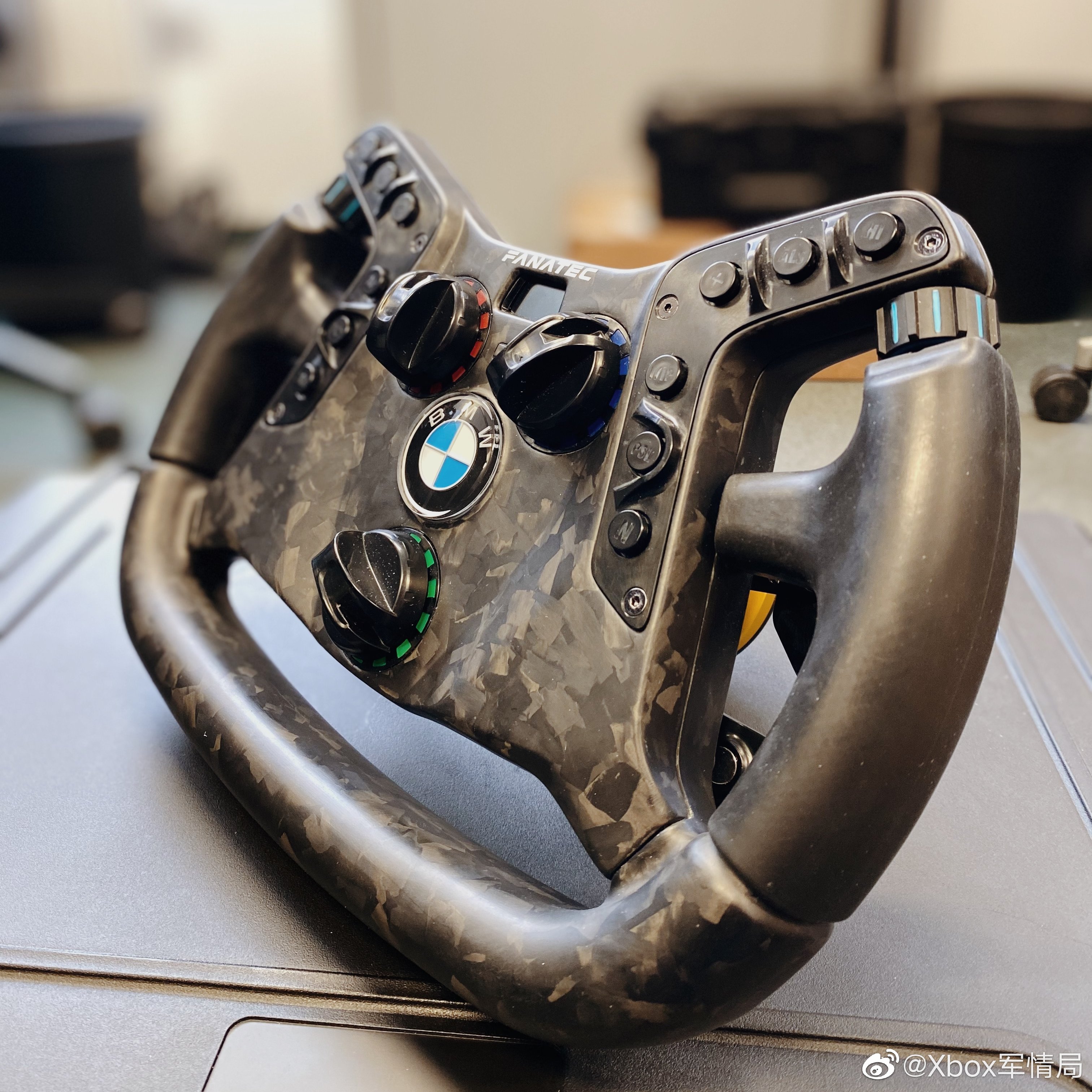 fanatec 和 bmw gt3 车队联合研制的全碳纤维方向盘,已经出样品了