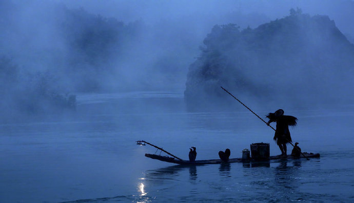 乘一叶扁舟,入景随风,望江畔渔火 .