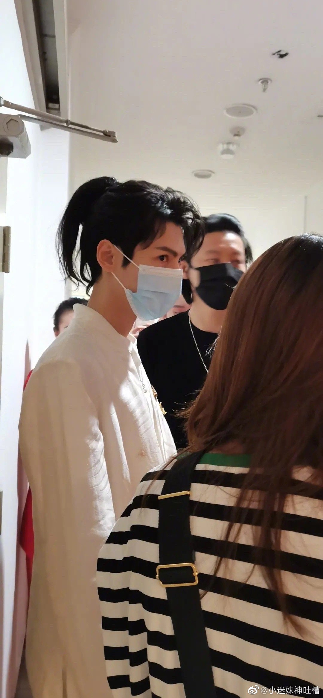 今天罗云熙五四晚会路透造型敲好看!