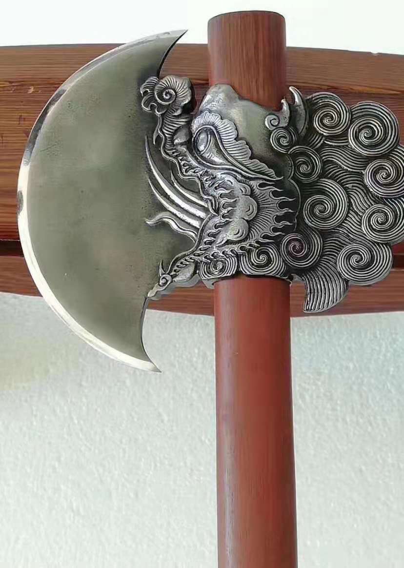 严格意义上讲新月战斧更像中国古代象征皇权的钺