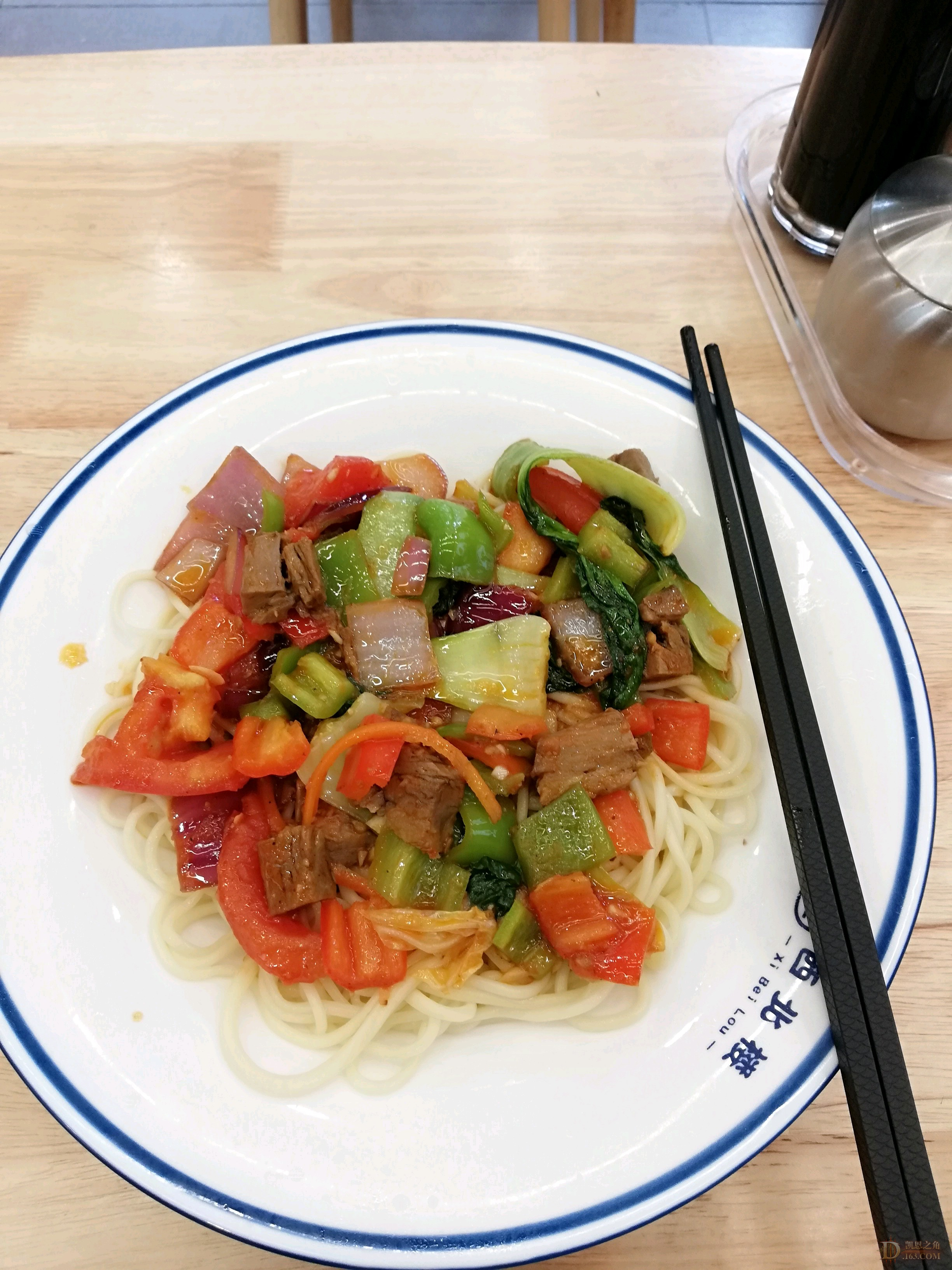 午餐时间,红烧牛肉拌面!