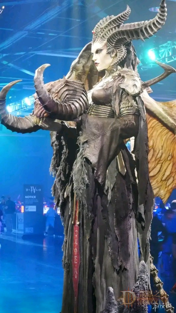 请问莉莉丝抱着的是谁?