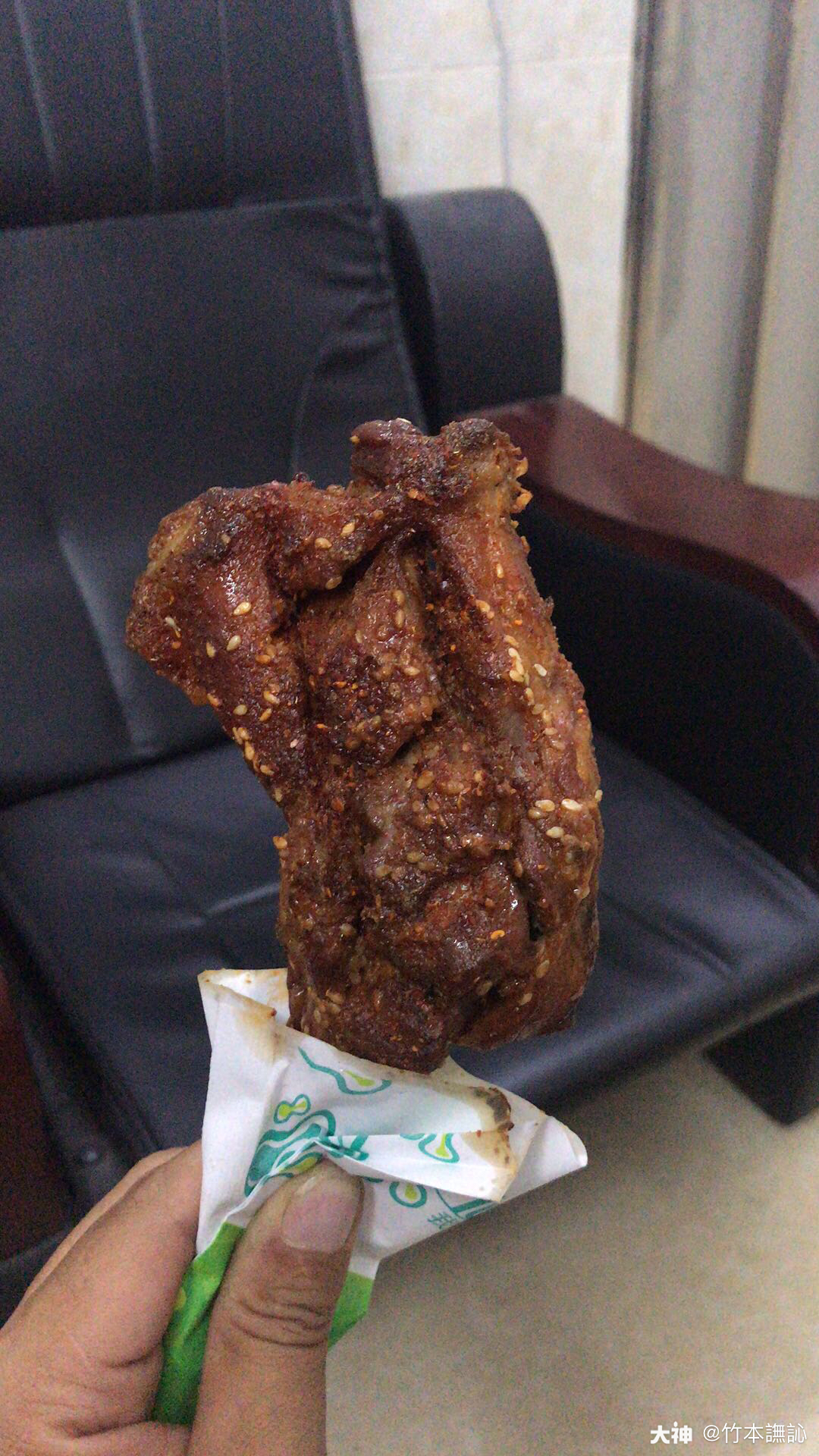 手里的鸡腿突然不香了