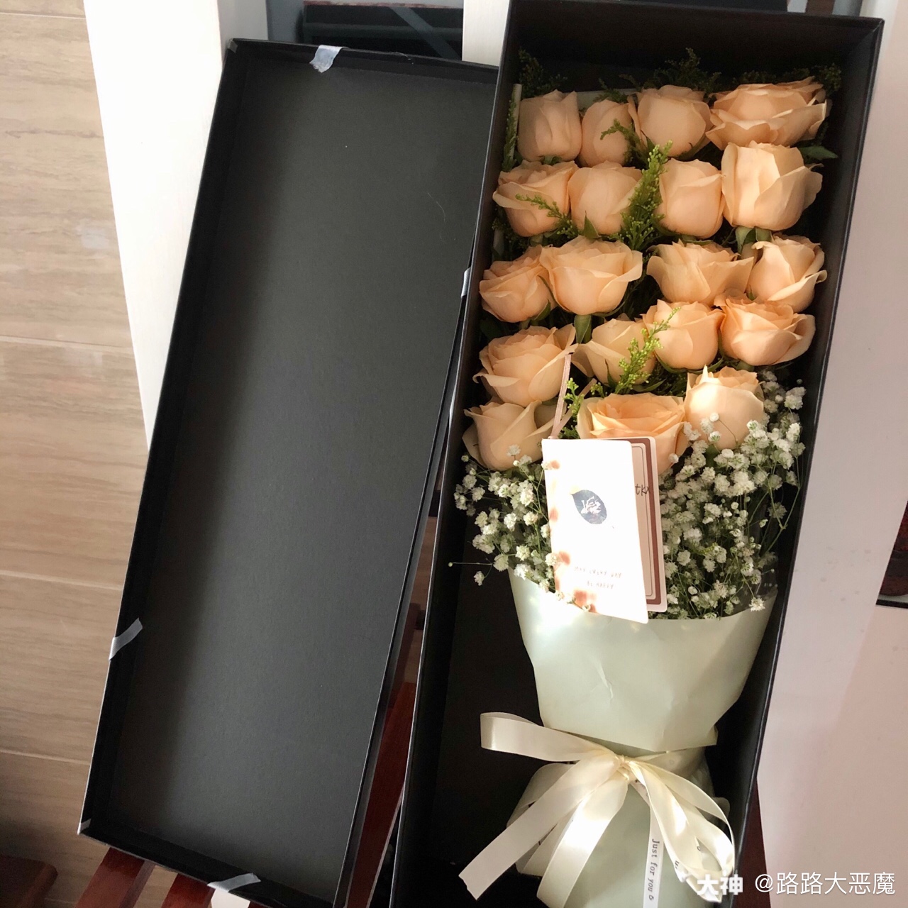 太惊喜了 人生中第一次收到七夕礼物 第一次收到花 19朵香槟玫瑰也太好看了叭 爱 来自大神梦幻西游手游圈子 Lion犬犬