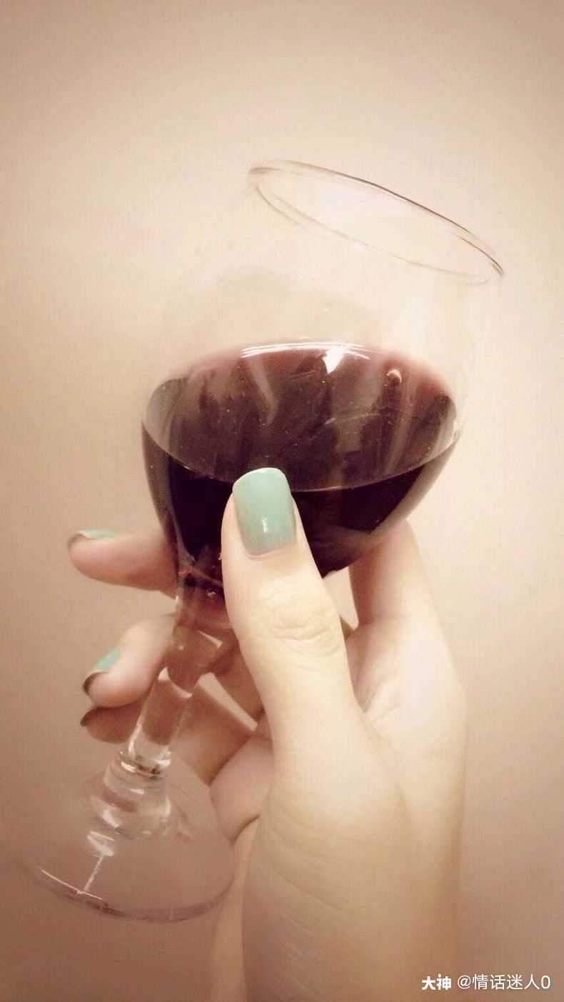 女人饮酒是一种美丽的风景,而我们常常忽略这片景色.