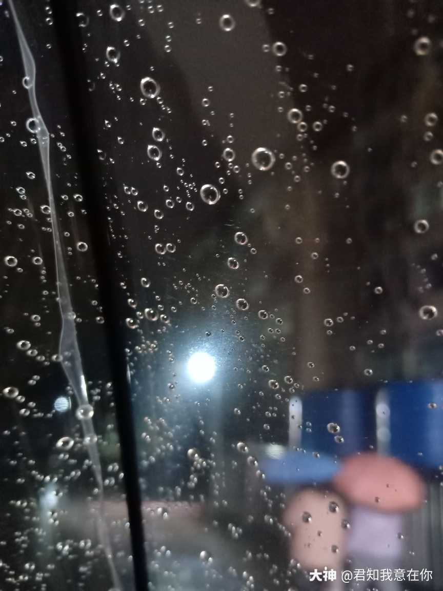 透明伞下雨拍出来图片图片