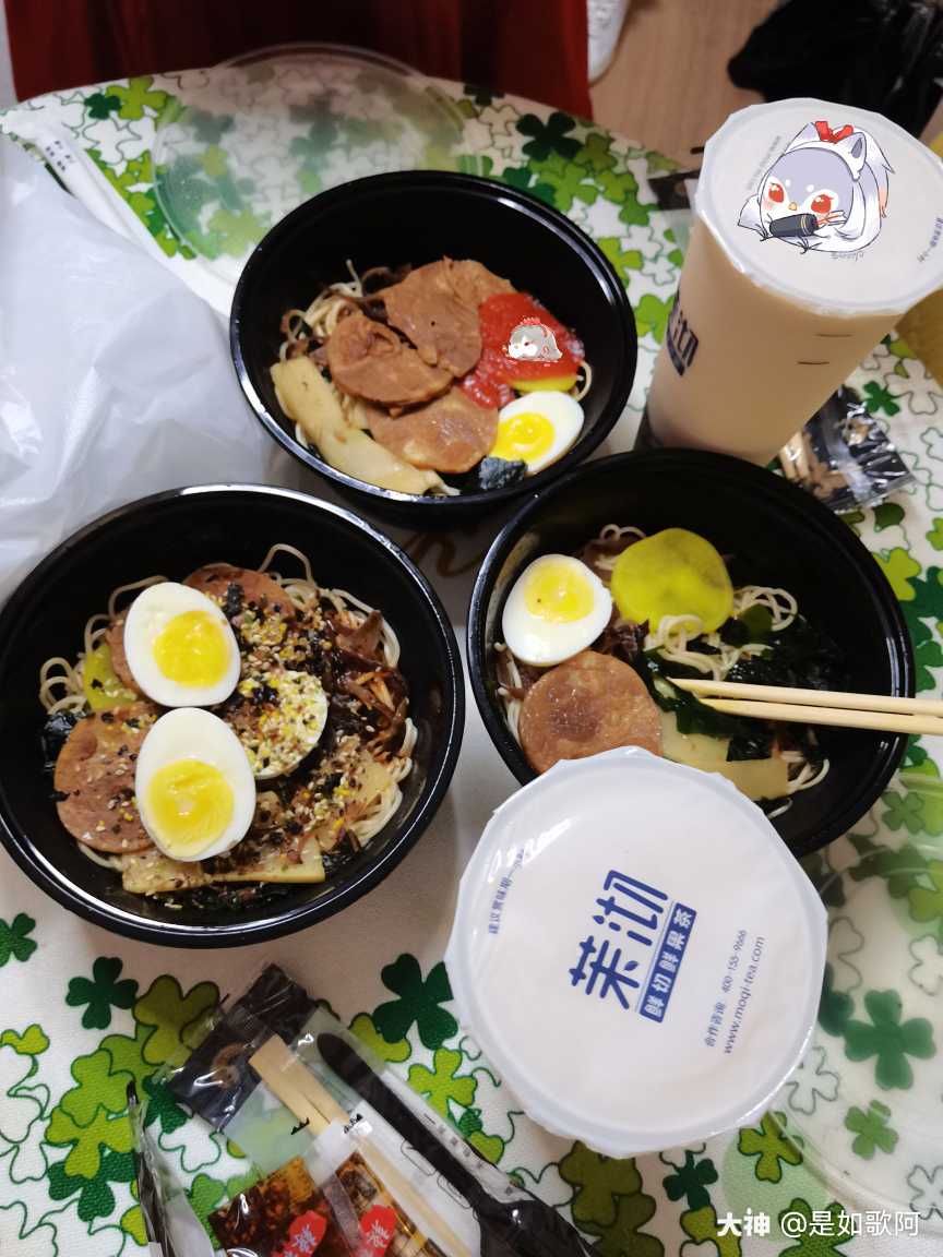 关注 #夏日宴火# 和小姐妹旅途中宅酒店点外卖,惬意,一不小心点到了