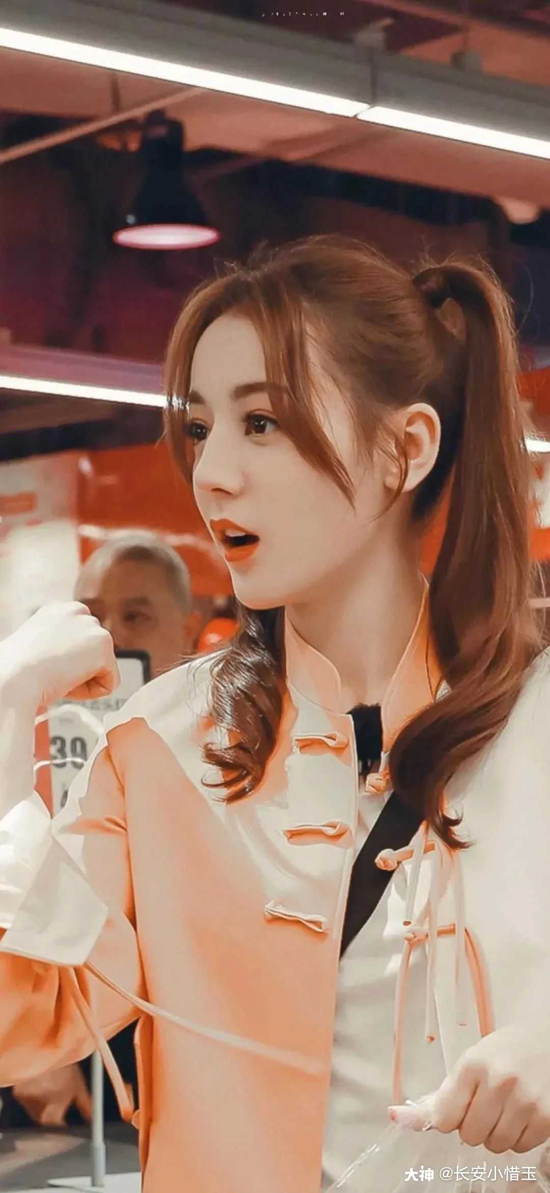 骑着小猪狂奔吧:#啥图都有# 热巴真的是可爱又漂亮