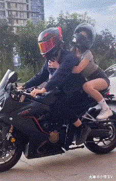 抖啦爱梦:#啥图都有# 难怪说摩托车容易撩妹