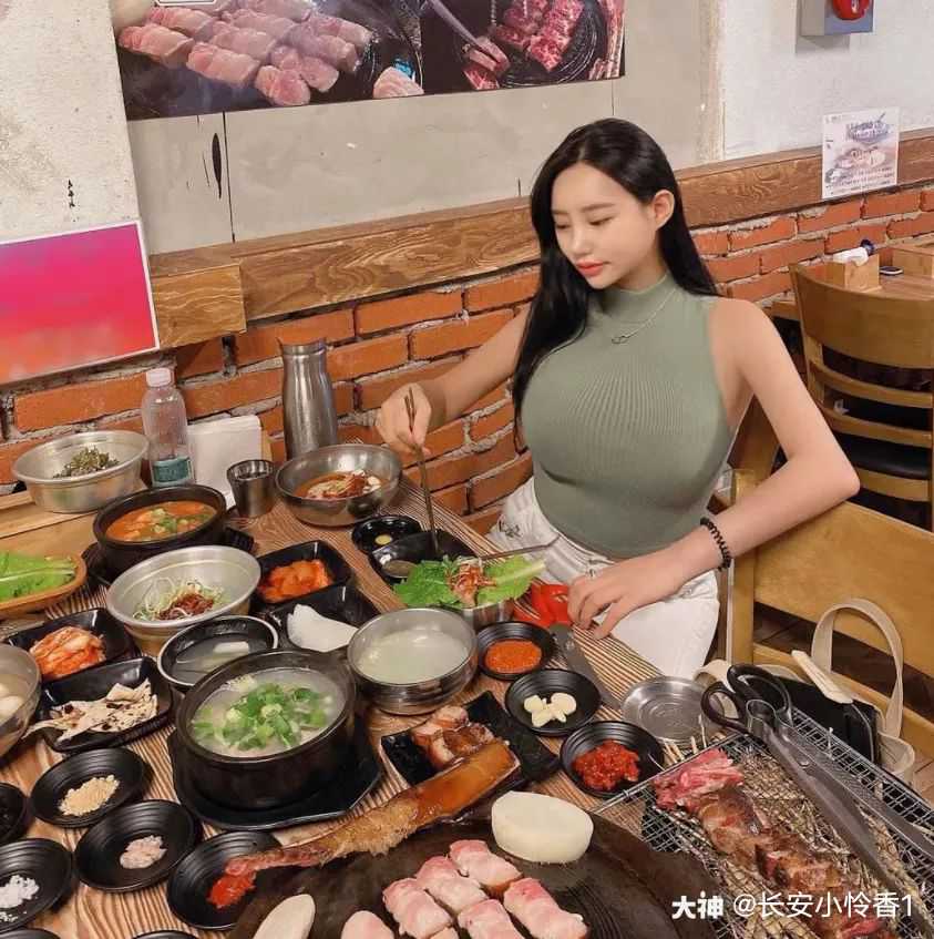 美女看来也是喜欢烤肉