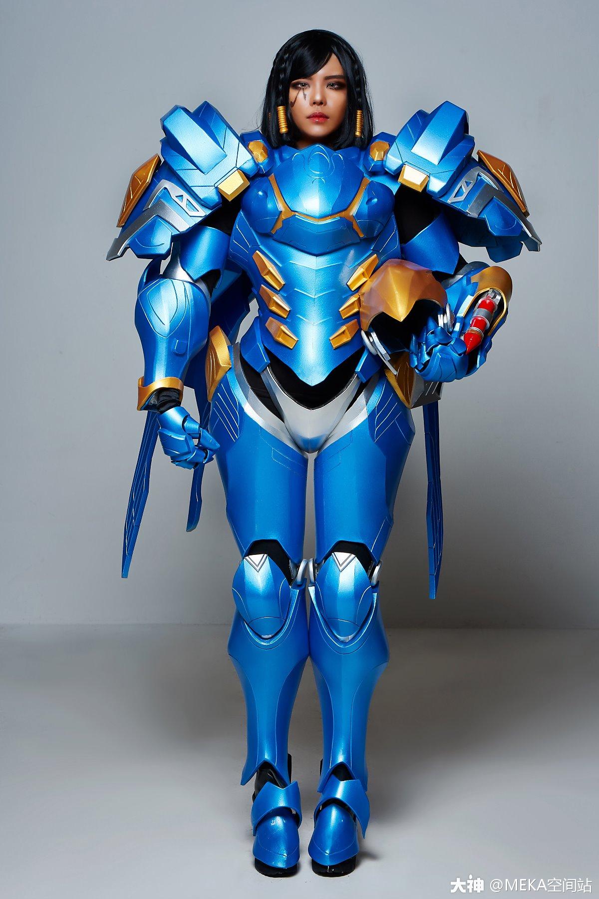 还原度很高的法老之鹰cosplay.