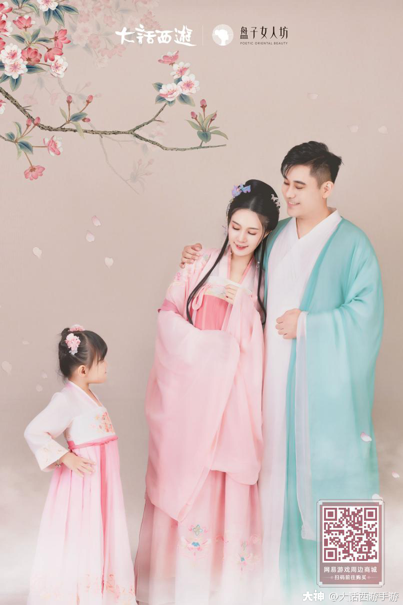 >>>一家三口聚大话!造型美如画   