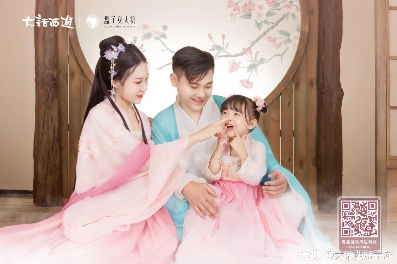 >>>一家三口聚大话!造型美如画   