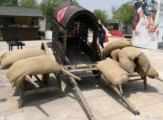 赶到谷中,见数十辆黑油柜车在当路.