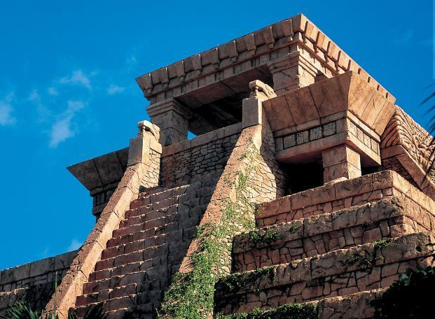 巴哈马玛雅神庙的最刺激的鲨鱼滑梯,这里是鲨鱼观赏人类的乐园.