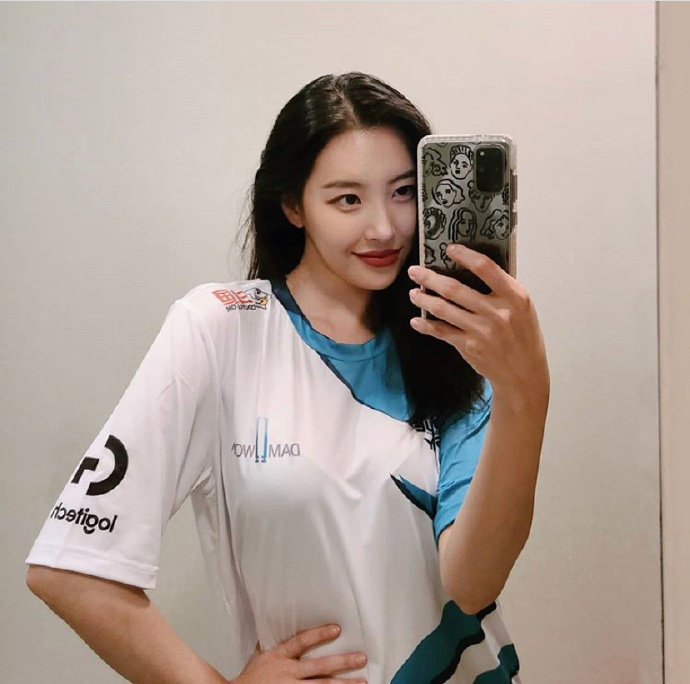 Nuguri 如果有k Pop明星穿上我的队服的话 我希望是iu Q K P 来自网易大神圈子 超凡电竞lol