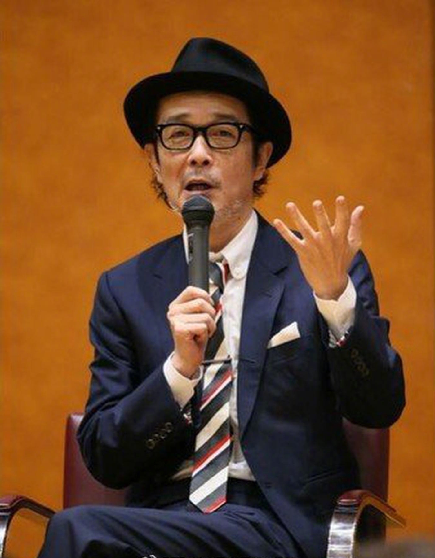 长泽雅美近日被爆与56岁大叔中川雅也(饰演《小偷家族》)约会,早在4年