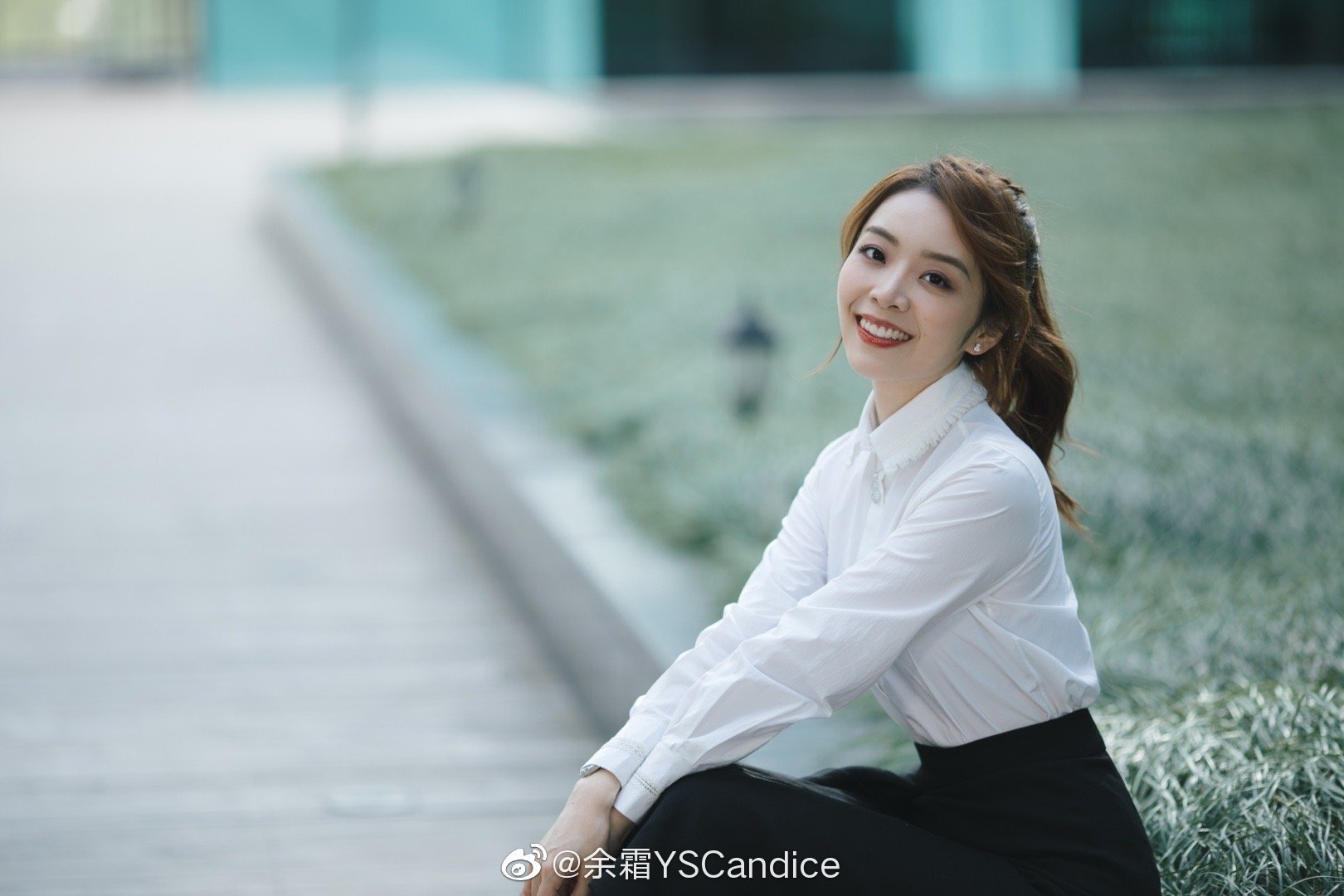 【余霜深夜营业晒美照】 :总决赛发布会 优雅知性,落落大方