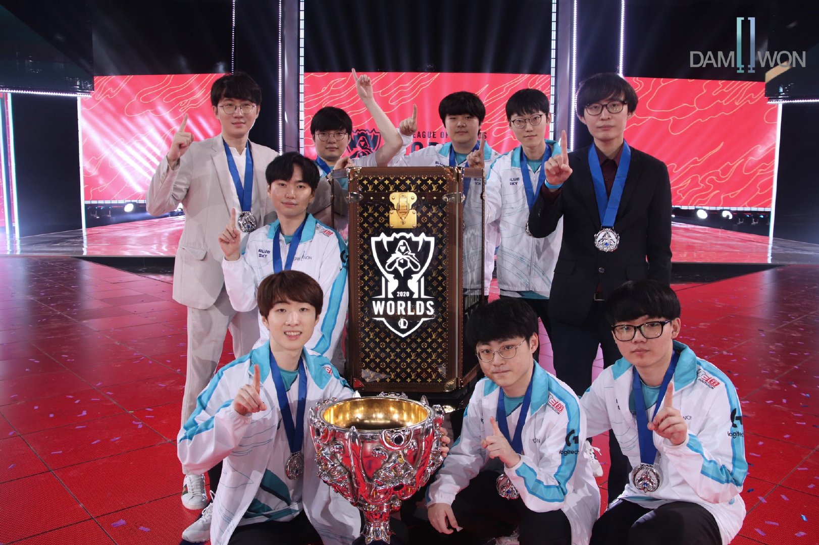 dwg官推晒奖杯照片~ dwg no.1 谢谢你们_来自网易大神圈子_超凡电竞lo