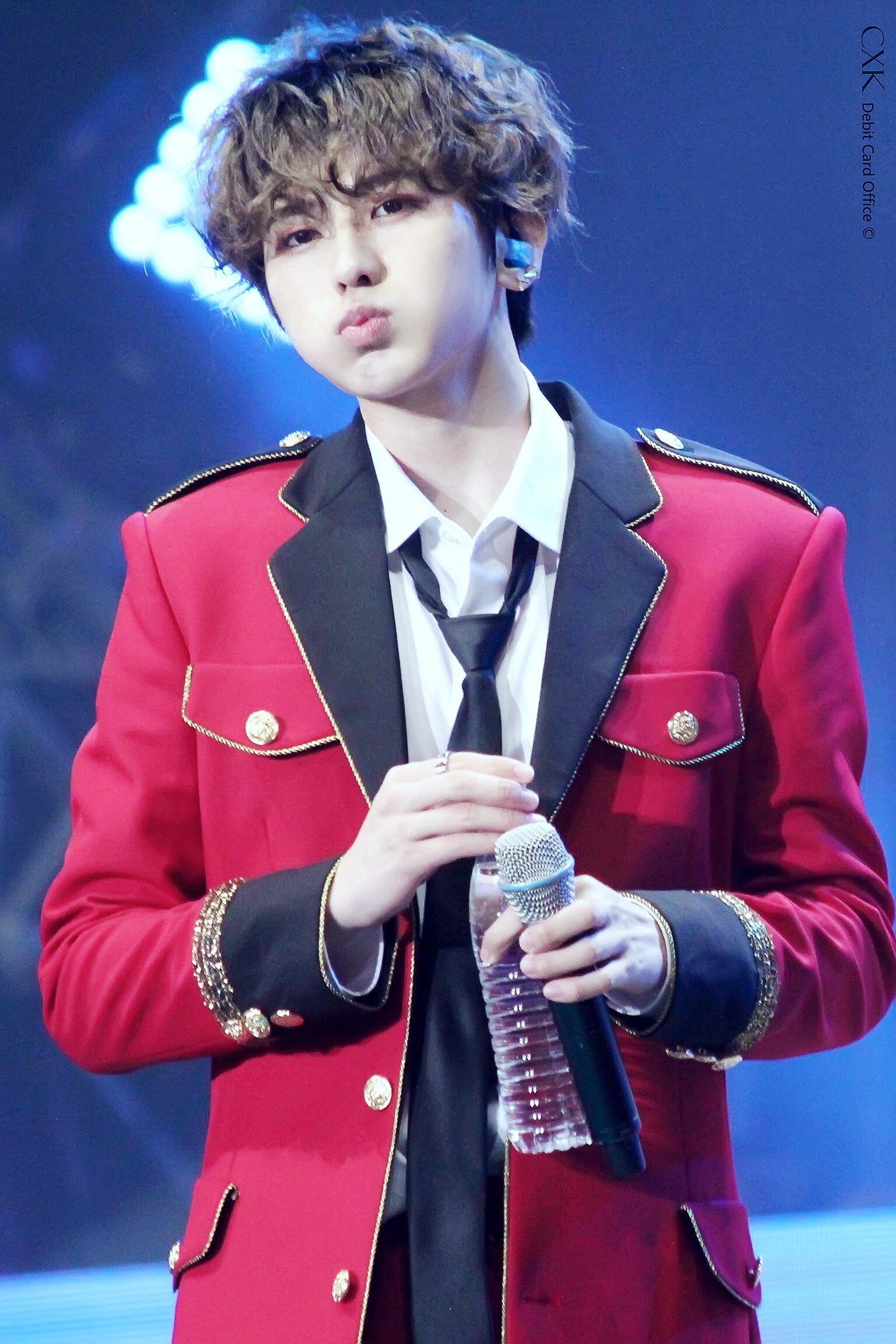 蔡徐坤——从橱窗里走出的可爱洋娃娃