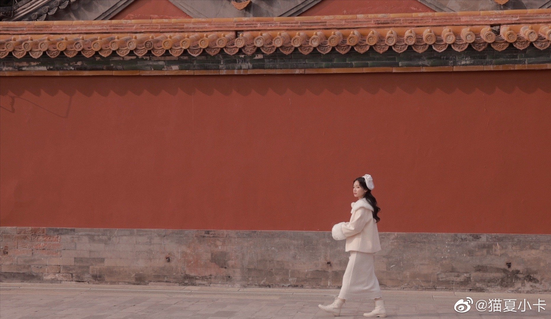 它只是沉默 看着这世间,有千万人奔赴它而来 却