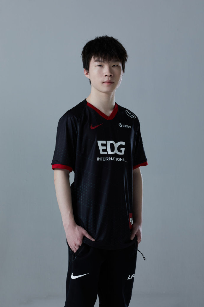 【edg公布2021lpl春季赛官方定妆照】 不懂就问,这是哪个出道男团