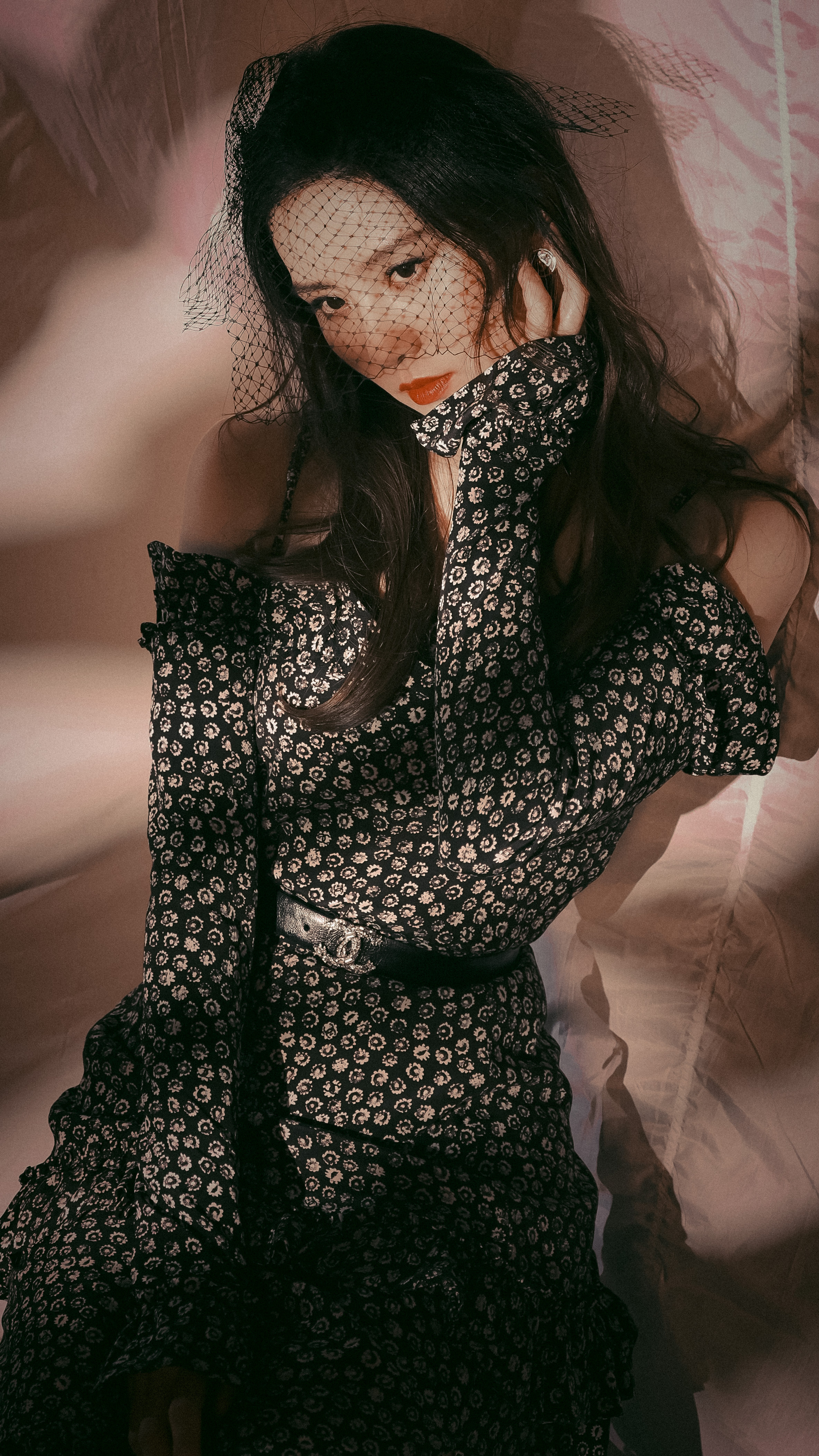 黑面纱和光影衬得诗更风情万种了  1