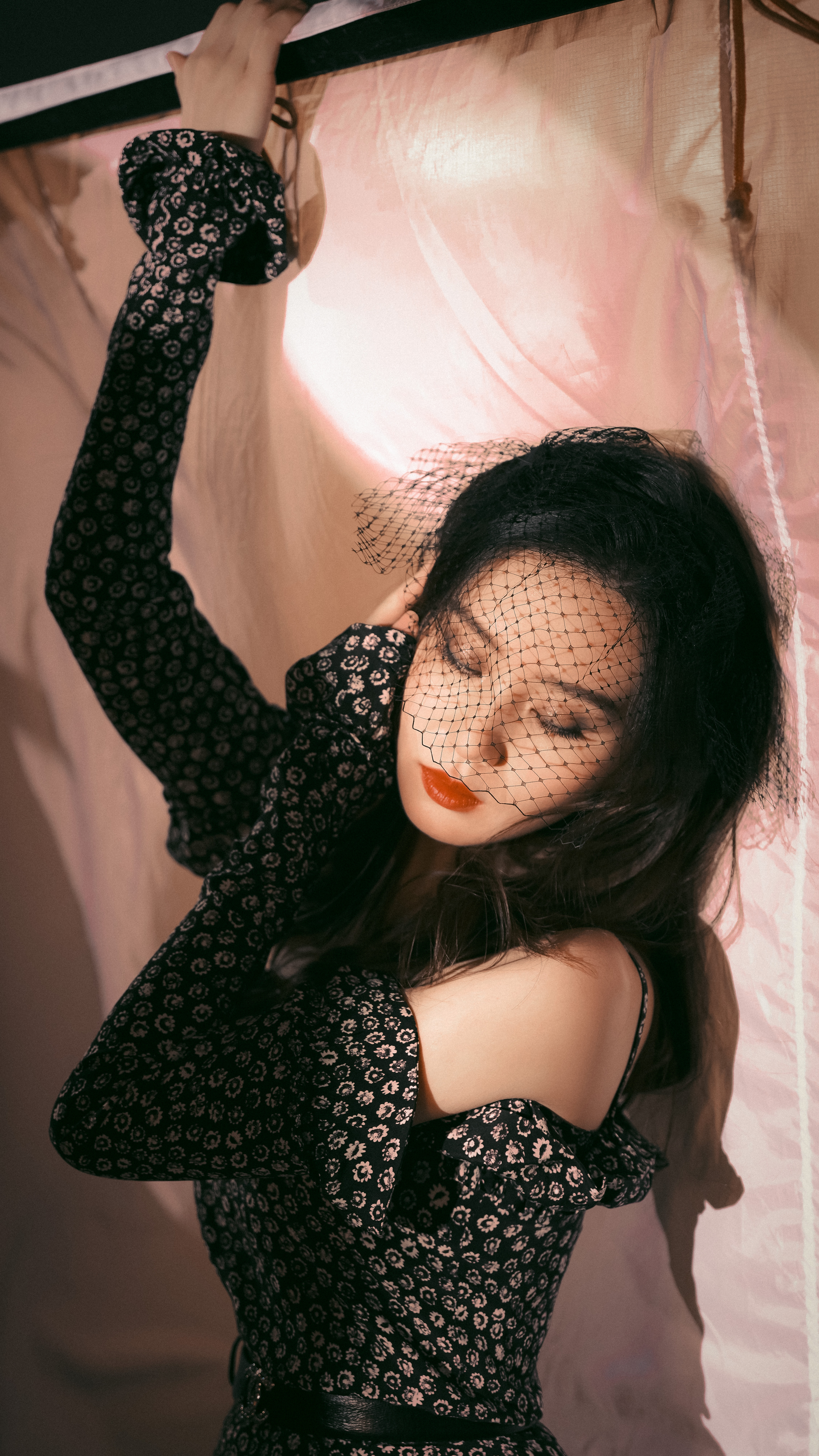 黑面纱和光影衬得诗更风情万种了  1