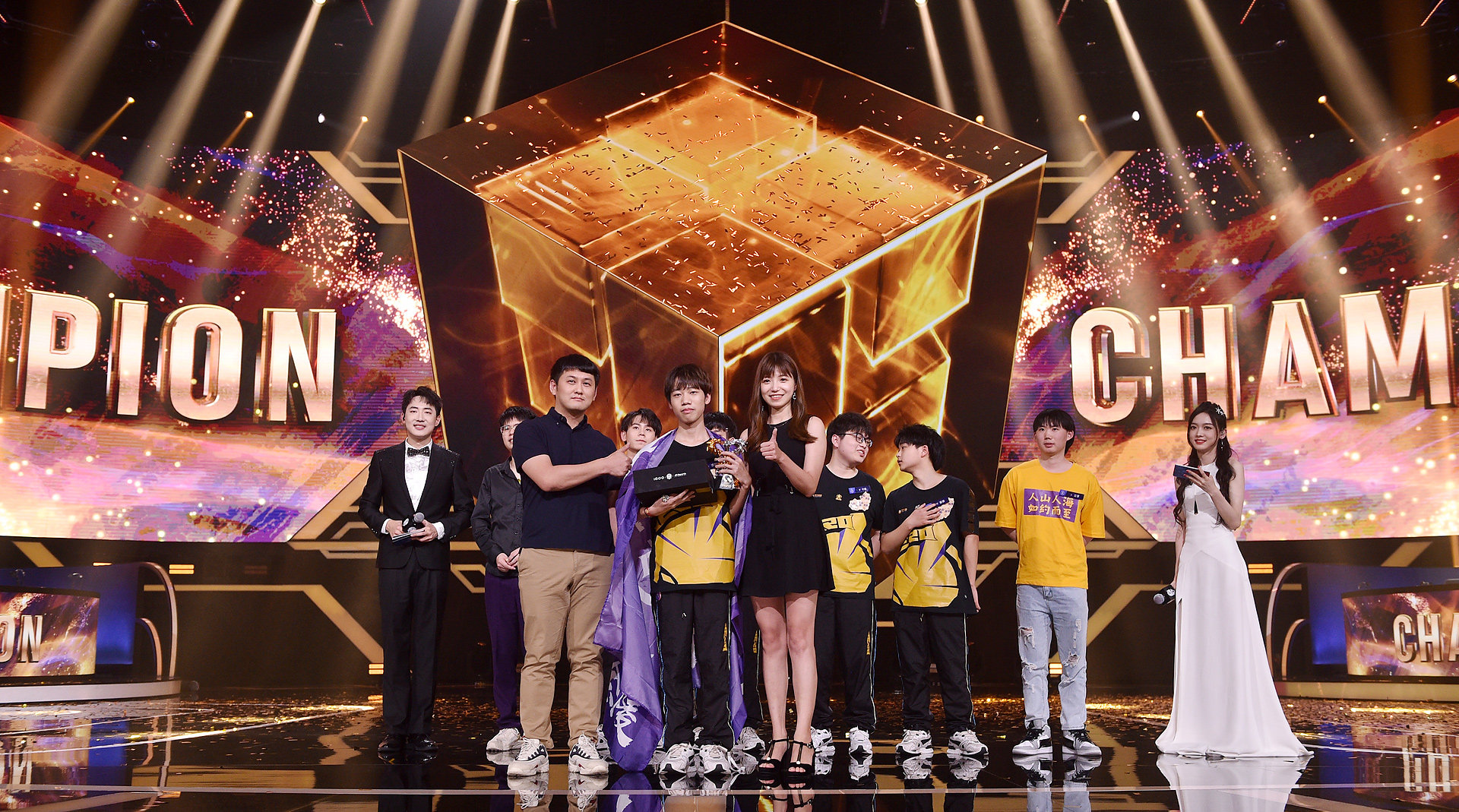 今天晚上的哪个英雄给你的印象最深刻?