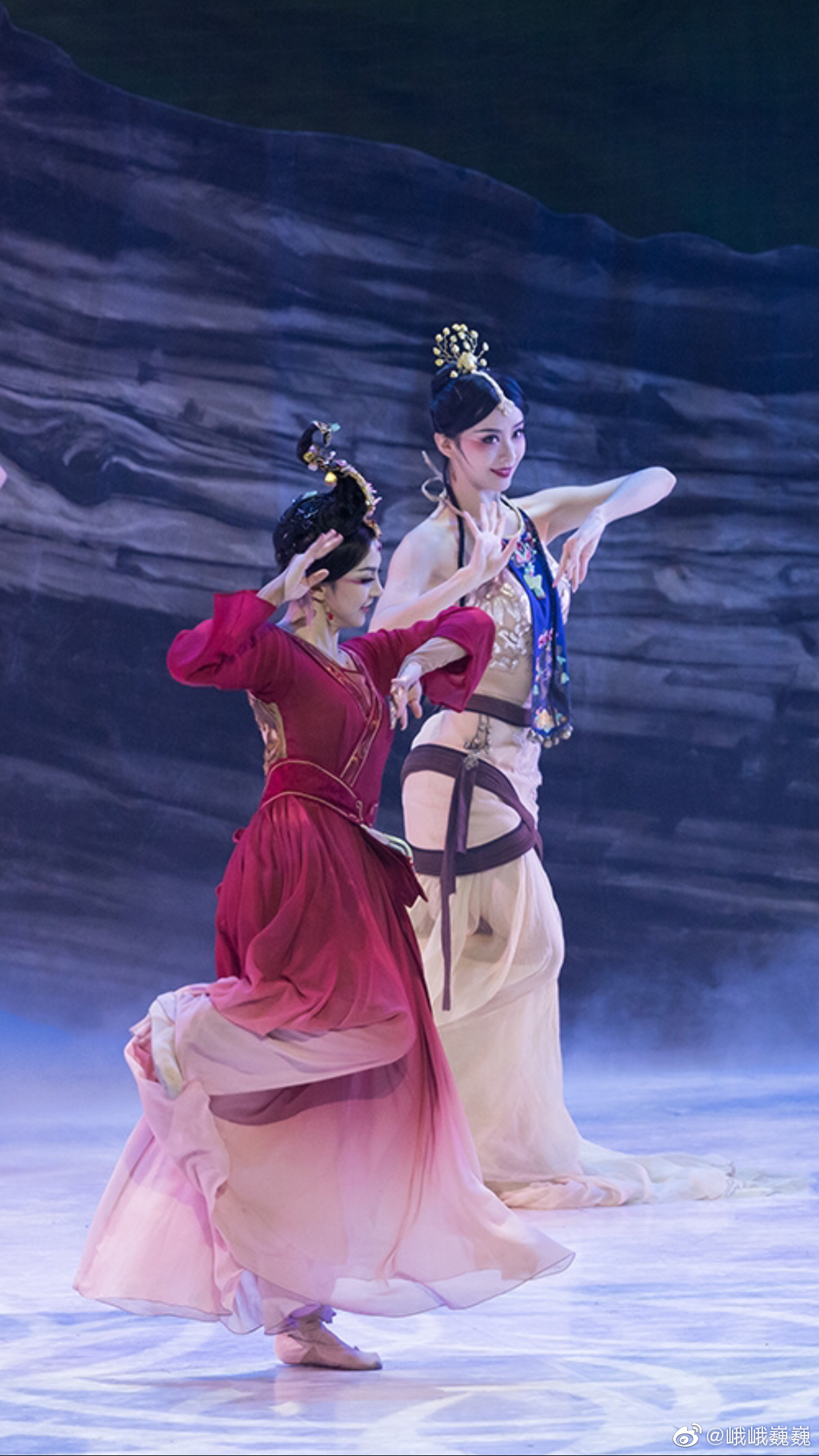 剧照|《昭君》 舞者: 摄影: 纤腰不复汉宫宠, 双蛾长向胡天愁.  9