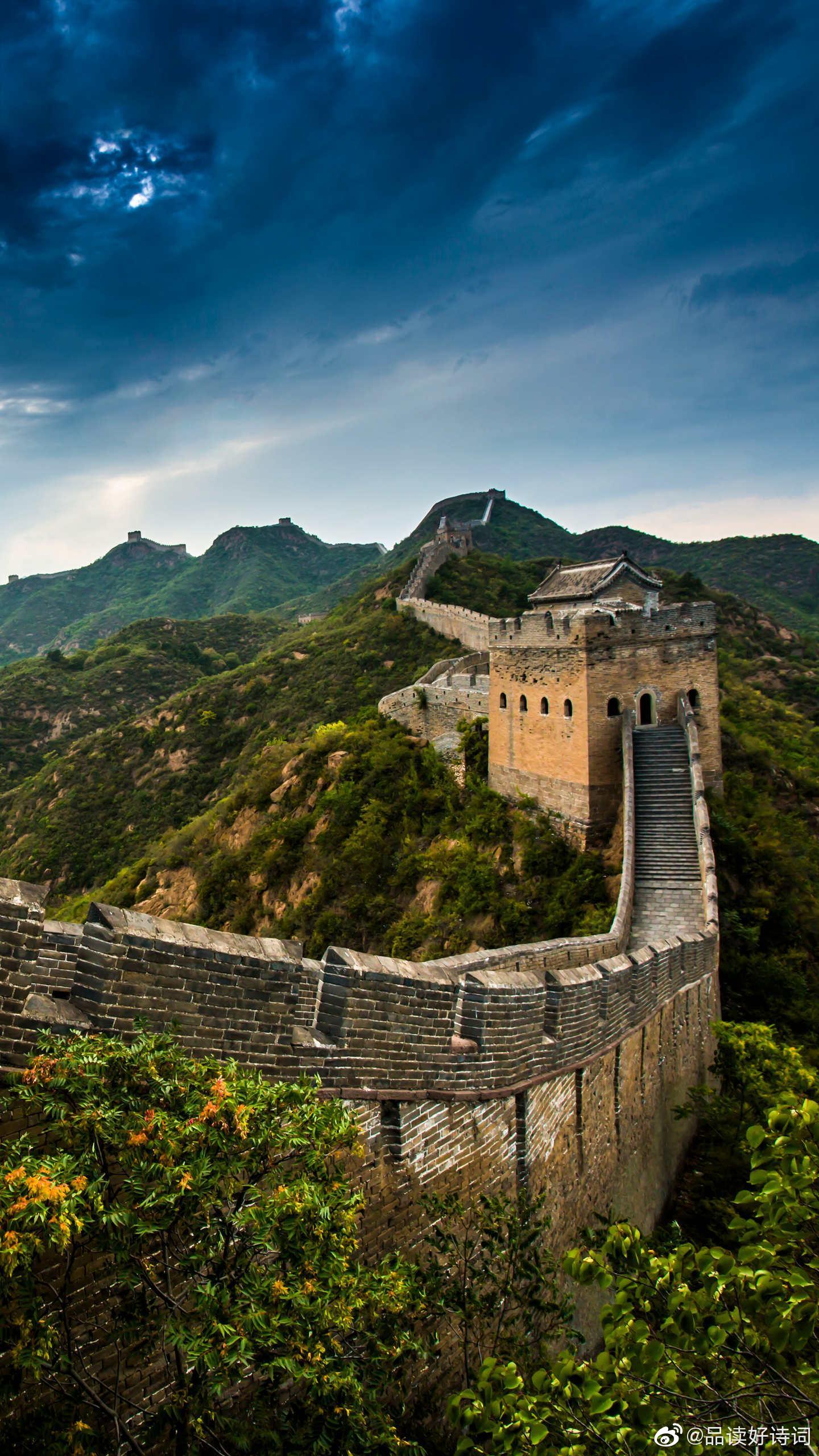 伟绩千秋融剑影,神州万里忆雄浑. 长城沉戟硝烟迹,出塞秦戈战火痕.