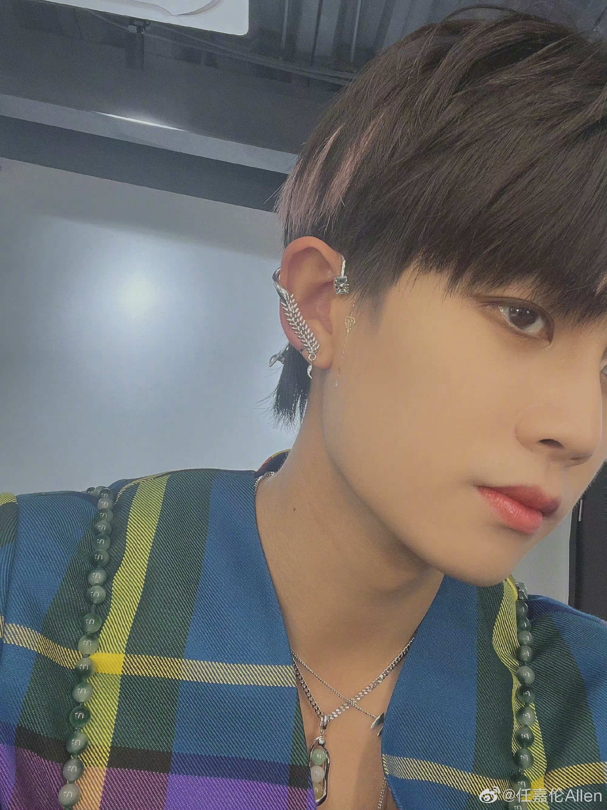 大帅哥美名其曰清库存其实就是给粉丝的福利吧 眼妆好绝!