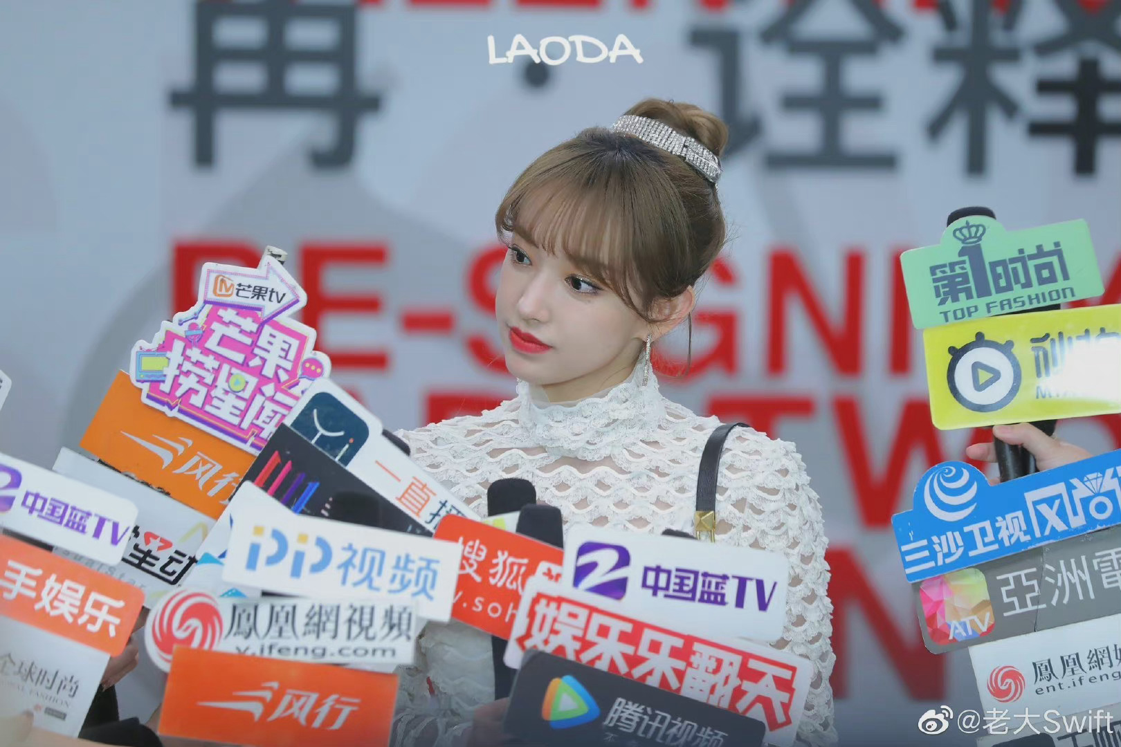 美美的程潇姐姐 丸子头白色镂空上衣! 身材超级好呀