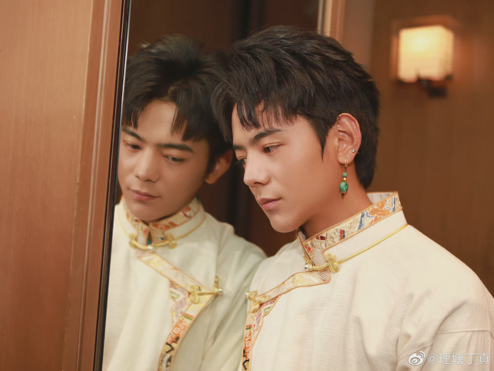 丁真晒出和家乡的大家的合照 今晚的节目好精彩,感谢大家的付出!