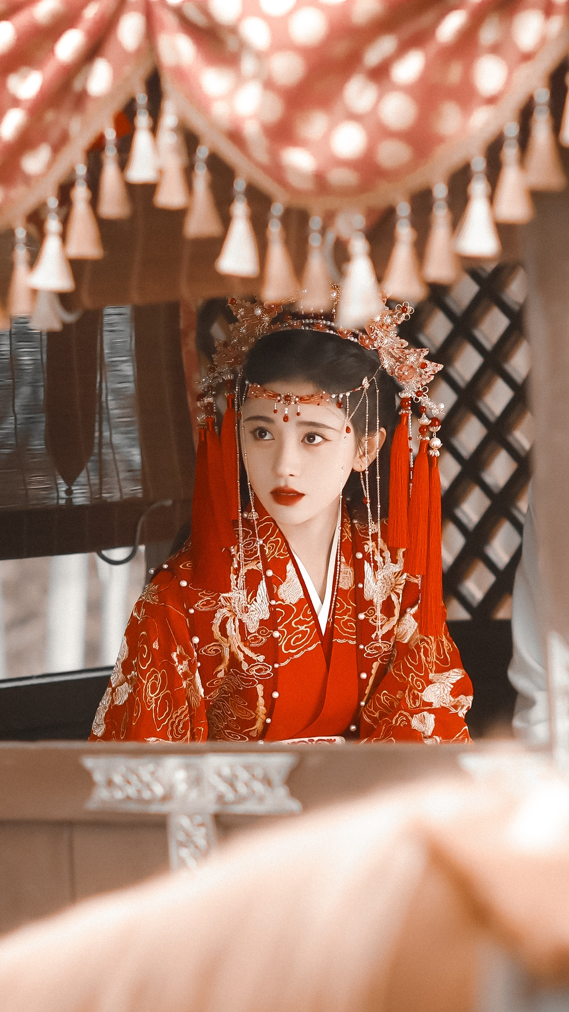 人总是会不止一次被鞠婧祎的红妆嫁衣惊艳到