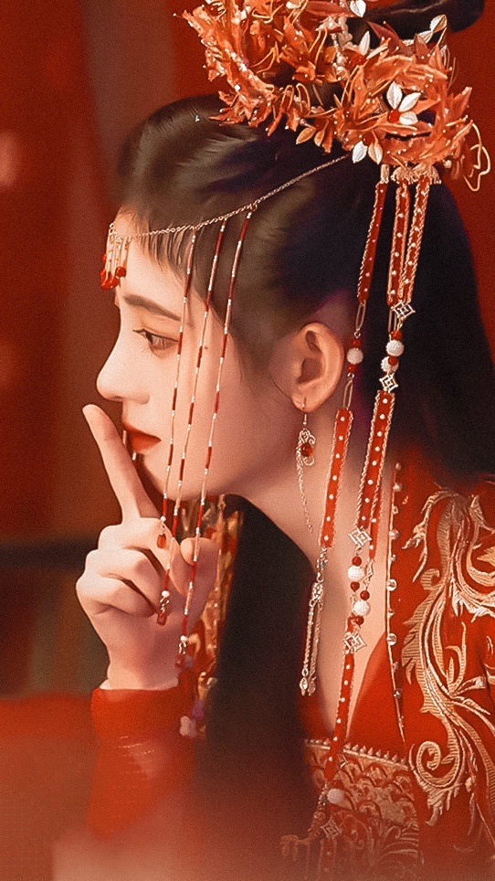 人总是会不止一次被鞠婧祎的红妆嫁衣惊艳到