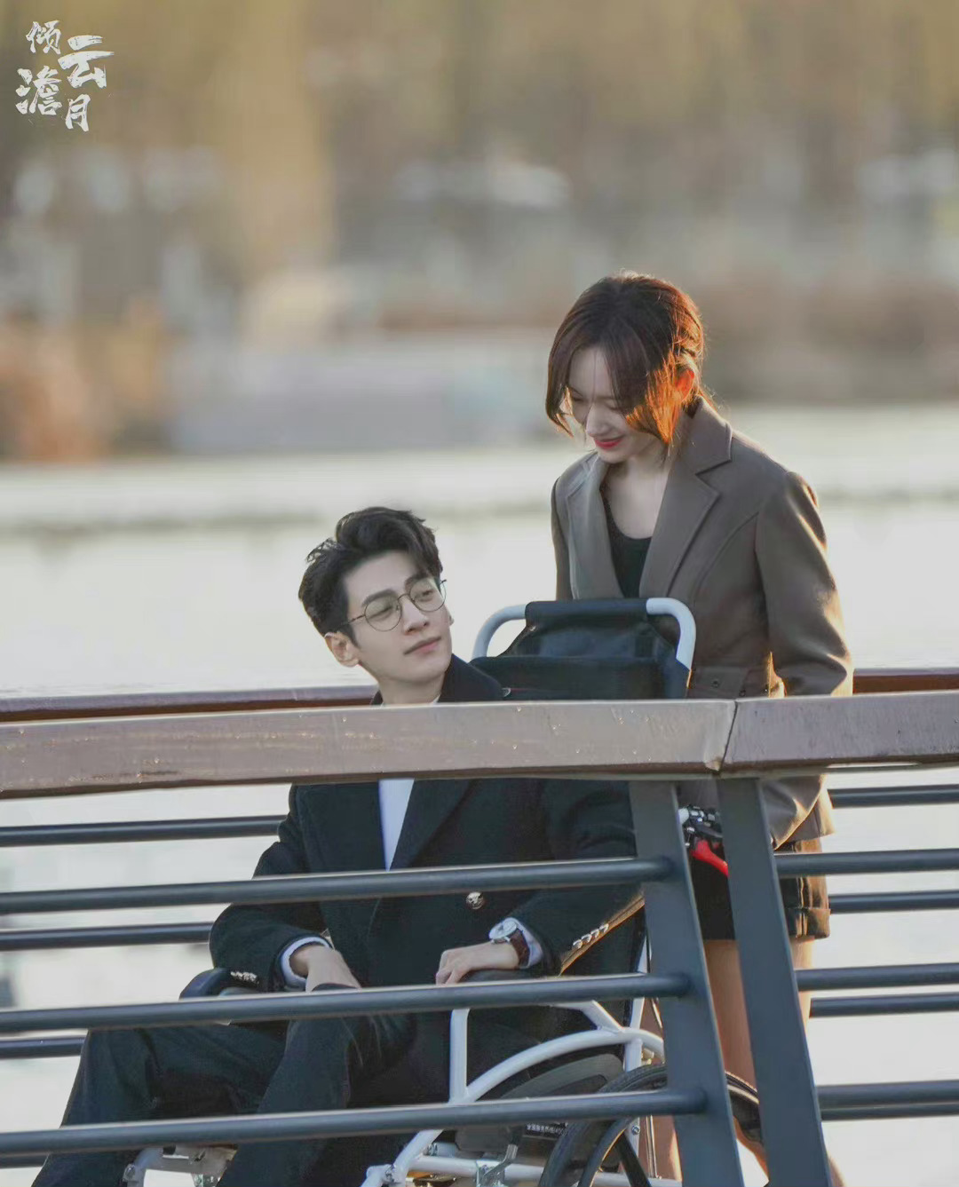 罗云熙程潇《良言写意》路透 罗云熙程潇两人相视一笑