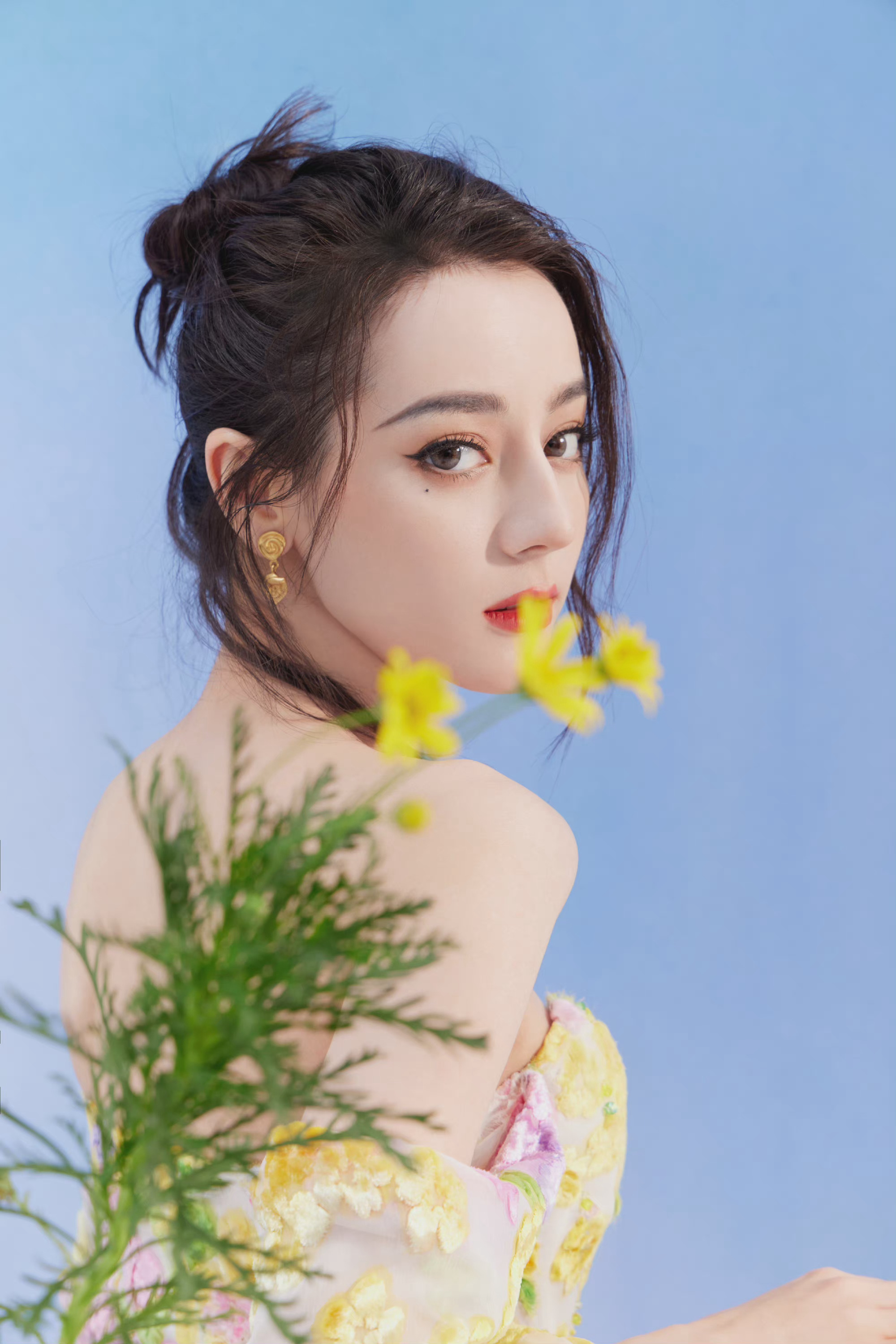 迪丽热巴抹胸碎花曳地长裙写真!