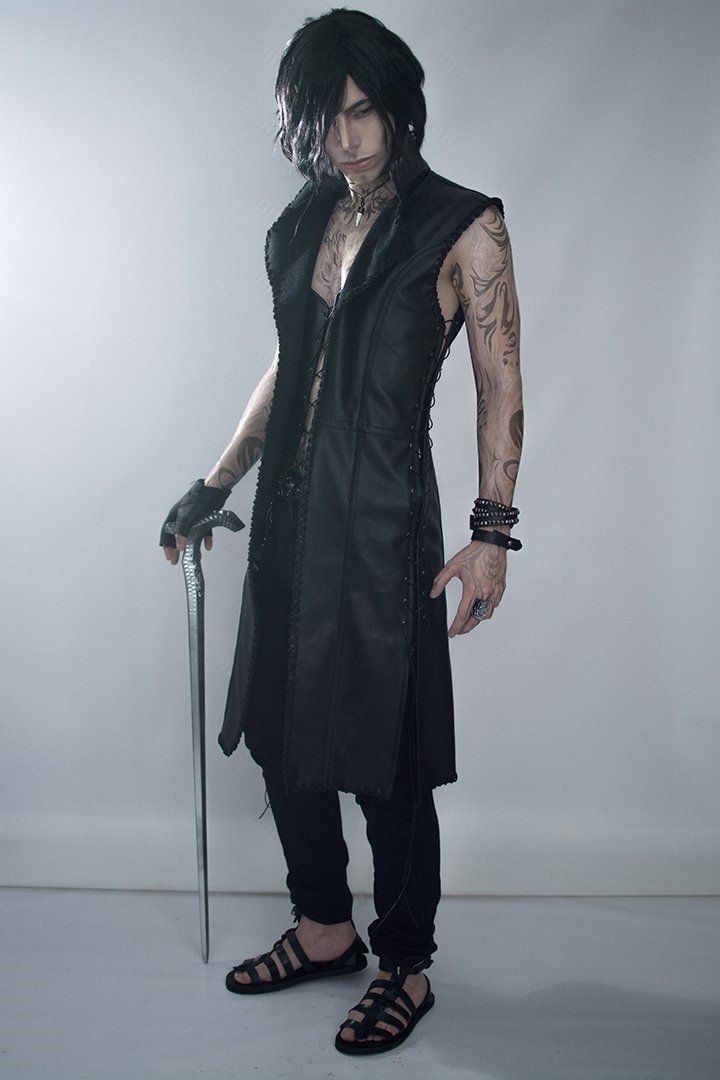 外国帅哥cos《鬼泣5》.